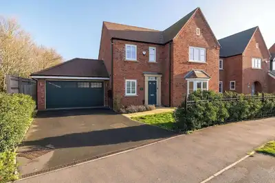 Image de Modern 4-Bed Family Home with 5 Beds & Parking