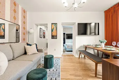 New - Cozy Art Deco 2 Bed/ 2 Bath Apt - 10 Min Walk Nyc Transit