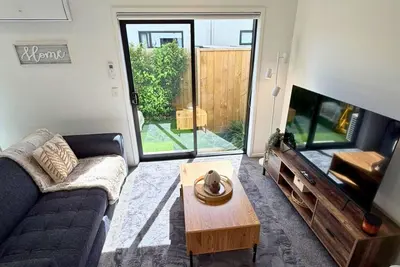 Central 2br Townhouse with Private Yard