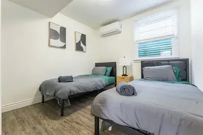 Image de Cozy 2-bedroom house in beautiful London with, close to Wu and Dt in a quiet pl