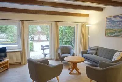 Image de Comfortable vacation home with garden, terrace and family-friendly furnishings.