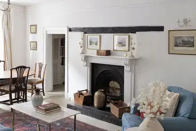 Image de The Collector’s House is a beautifully restored 3-bedroom home located on Arundel’s picturesque High Street, offering a unique blend of historic charm and modern comfort.