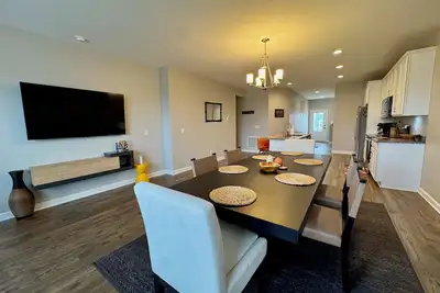 Image de Three-Suite-Villa 4 bd-3. 5 ba \"Open Floorplan • Private Living on Every Level. \"