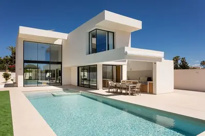 Image de Ultra-Modern 5-Bed Luxury Chalet with Private Pool & Home Cinema 13 Min To Beach