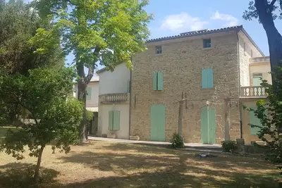 Image de Domaine familial entre vignes et forêt