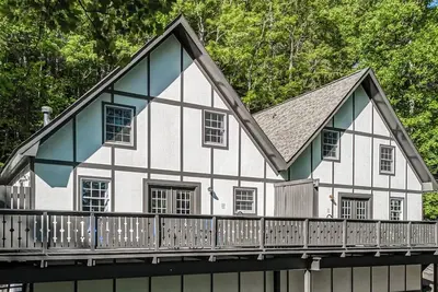 Image de Two Homes • Sleeps 18 • Overlooks Downtown Helen • 2 Hot Tubs