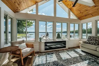 Image de Serene Modern 4-bedroom Lakefront Home on Highland Lake, 20 mins from Portland