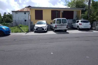 Image de 25m2 tout confort, terrasse, au calme à 300 m du lagon et du centre ville