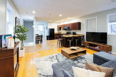 Image de Boston Getaway, Close to Airport with Parking