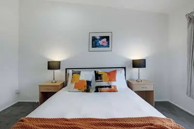 Image de 1a Great Apt 2 Br Garage Parking 1 Stop on Train to Eden Park