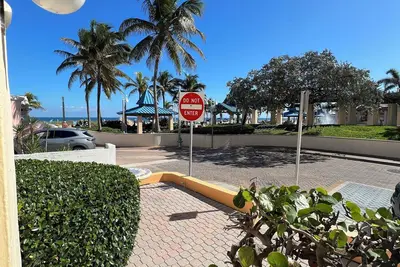 Image de 1-bedroom 1st floor condo - Hollywood Fl steps from the beach