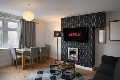 Image de Elegant 3br Sleep 7 Hs2 Bhm Long Stays Parking 3