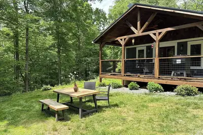 Image de New river front cozy cabin on 60 acre private farm.