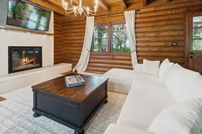 Image de Pet-Friendly Lakeside Gem - Private Pool, Fire Pit & Huge Yard Near Savannah