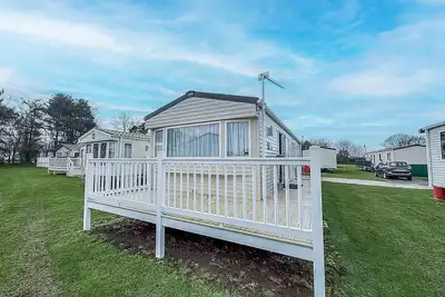 Image de Lovely caravan with full decking at Broadland Sands in Suffolk ref 20199bs