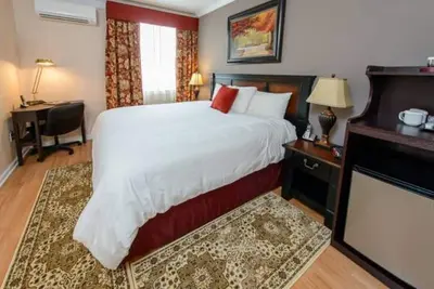 Image de Standard King Bedroom W/Gym & Restaurant on Site!