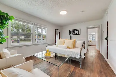 Image de 1/2 mile to At&T Stadium- Modern home with game room and large backyard!