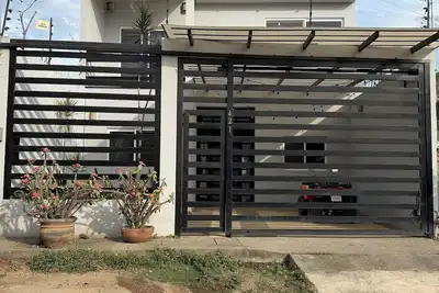 Image de Spacious family home 10 minutes from the beach