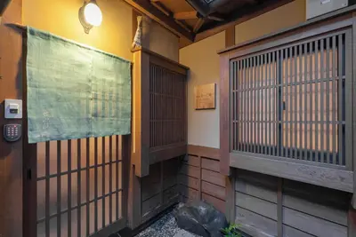 Image de Quiet Gion Machiya:Private Tea Room&Matcha Experience. Illuminated Courtyard Bath