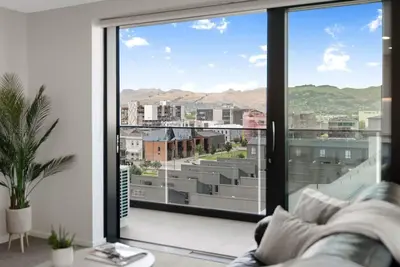 Image de Light Filled Top-Floor Apartment, Walk-Anywhere