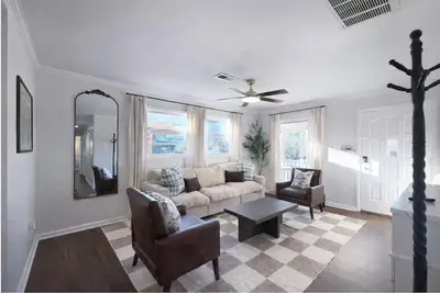 Image de Chic Pool & Game Oasis Near Airport! Pets welcome