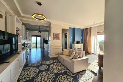 Water's Edge Lakefront Apt at Pacific Victorian