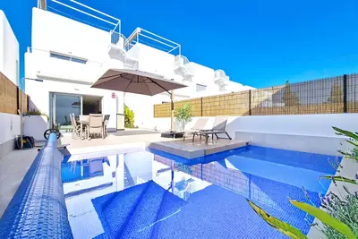 Image de Villa avec piscine privée, terrasse sur le toit et barbecue