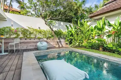 Image de Modern Comfort Meets Tropical Living in this Villa