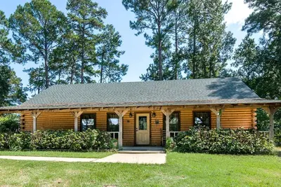 Image de Spacious Log Cabin Rental for Family Vacations in Texas
