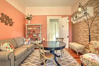 Image de 6-bedroom Bed & Breakfast in peaceful Marshall with Resort-Style Amenities