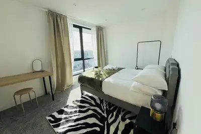 Image de Near hospital + city ideal workstay with free parking & solar-lit balcony