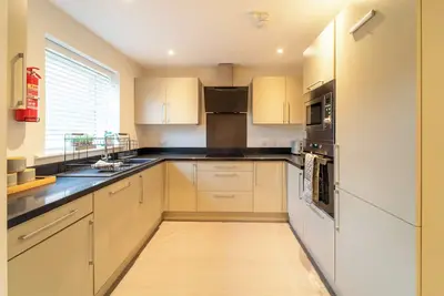 Image de 4 Bed House | Gloucester & Cheltenham | Sleeps Up To 8 | Parking & WiFi