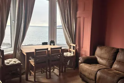 Image de Romantic quirky seafront flat with unique alcove cabin beds