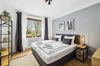 Image de Renovated I central I 3-room apartment | 5 beds | vacation apartment I balcony & elevator