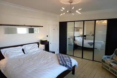 Image de Between Chelt. centre & Race Course. 3 double bedrooms. + pos. 0ne extra guest.