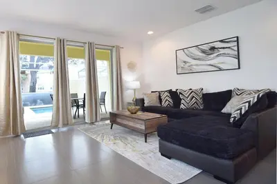 Image de Stylish 3 Bed/3 Bath End-of-row Townhome, Dip Pool, Clubhouse, Disney 10 miles!