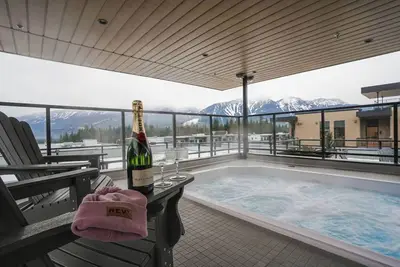 Image de That 70s Chalet in the Mackenzie Village