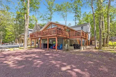 Image de Beachfront Villa with Stunning Lake Views, Huge Deck, Hot Tub, Game Room