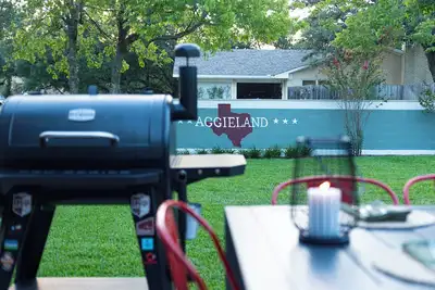Aggieland: Bar Lounge+Fire Pit+Backyard Haven