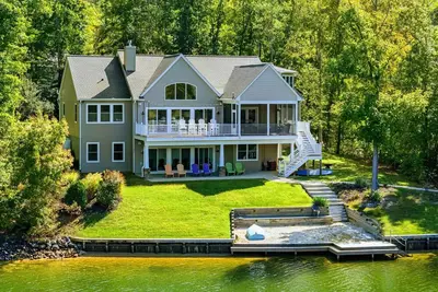 Image de Lakefront Luxury - New 6br, Lake Anna, Dock, Games