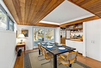 Image de Swaying Pines, Expansive Modern Estate with Main & Guest House on 3 Wooded Acres