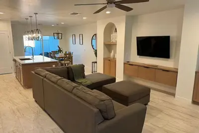 Image de Entire Home/Gated/King On suite