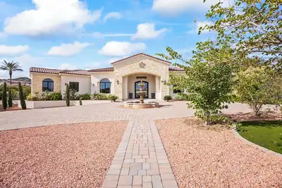 Image de Centrally Located 6-bed Estate in Paradise Valley Close To Golf, Old Town, Shops