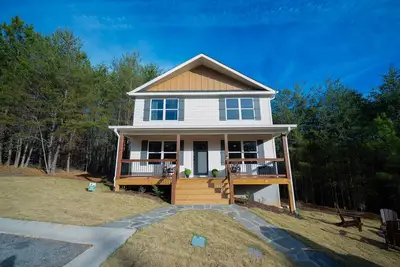 Image de Modern Luxury Cabin w/Hot Tub & Fire Pit in Beautiful Helen. Walk to Town!