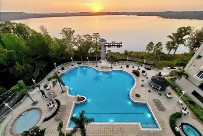 Balcony King Suite - Lake & Pool view