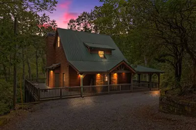 Image de Storybook Mountain Cabin\n\nTranquil 3-bedroom cabin with Ac in charming Ellijay