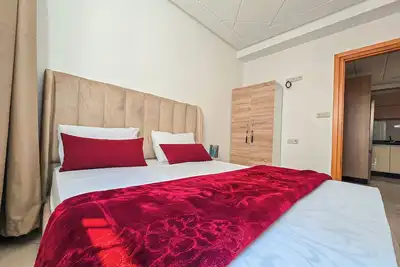 Image de 5 minutes to the park! Family condo with Netflix & Terrace