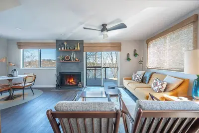 Image de Private Lakefront Retreat on Candlewood Lake – Blue Skies Cottage - 90m to Nyc