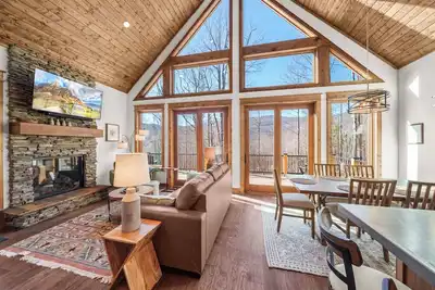 Image de 3 Br Chalet: Private Creek, Hot Tub, Game Room & 11 Mins to Boone!