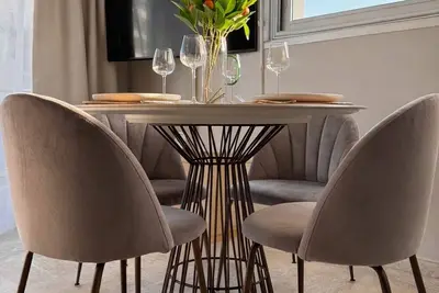 Image de Appartement charmant avec vue sur l'église. A 3 minutes de la plage!